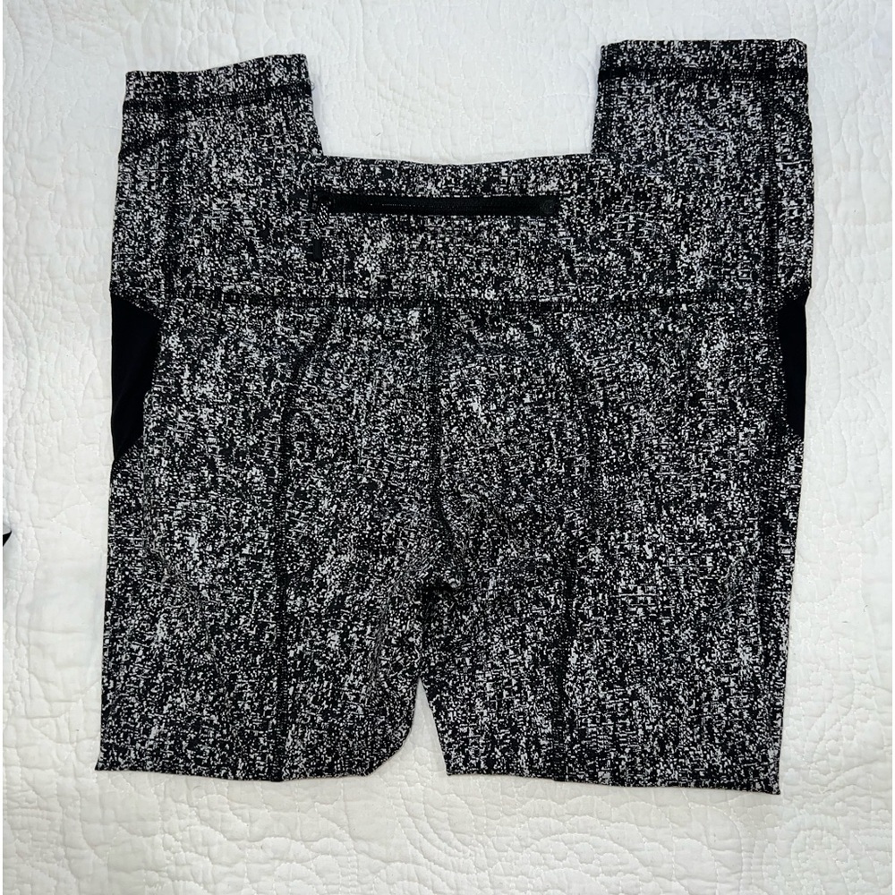 LULULEMON PACE RIVAL MESH CROP 22”LEGGINGS SIZE 2 WHITE AND  BLACK COLOR EUC - Picture 9 of 9